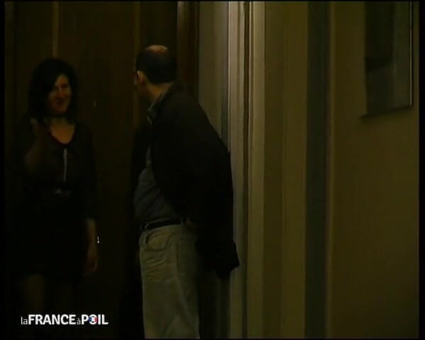 French Family Secrets: Coquine yang menerima 2 teman saat suaminya pergi berbisnis.