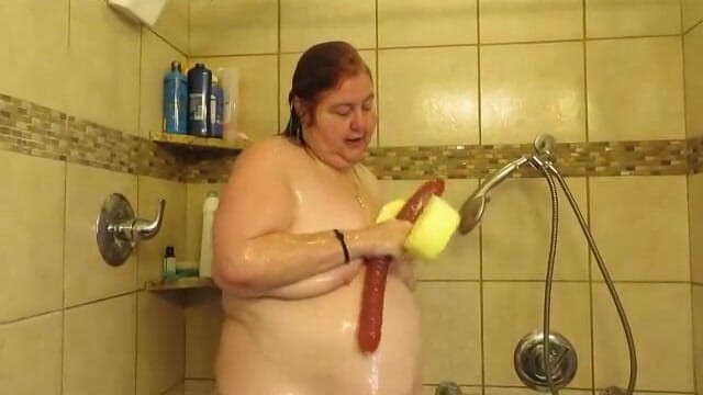 BBW nurse Vicki adventures with friends: Je me lave la douche avec ma grosse éponge et taquine...