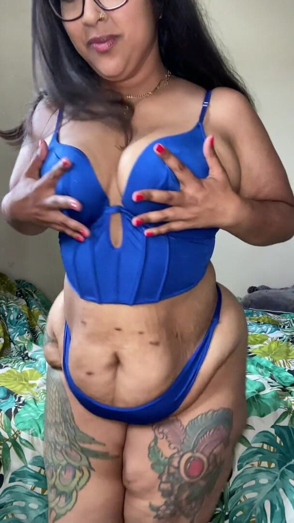 Zozonicoco: Cewek semok asia menggodamu dengan pantat bahenolnya