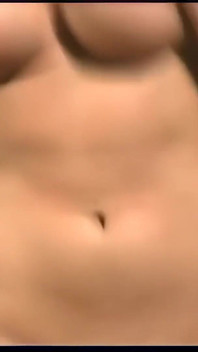 이브 로렌스는 수영장 옆에서 큰 스터드에게 주저 없이 섹스했습니다.