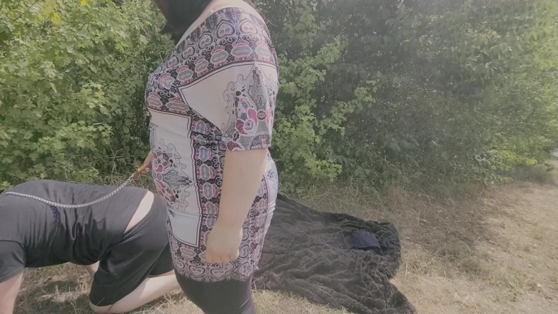 Femdom-Team-German: Spacer z Fresh Ns: Upokorzenie i przyjemność na świeżym powietrzu
