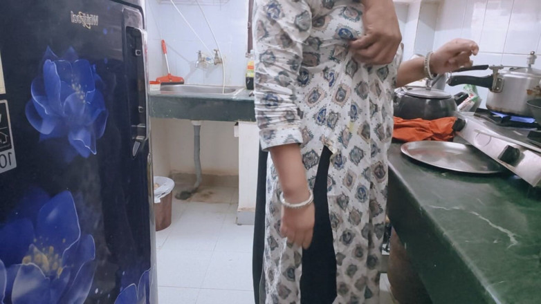 Priyacouple910: Bhabhi ke shath rasoi me romance