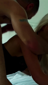 Lexi Ryder邀请你到她的卧室观看她操她的男人