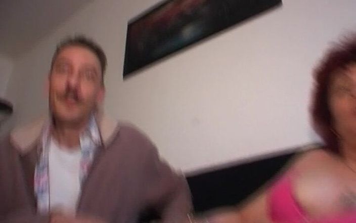 Deutsche Camgirls: Amateur deutsche oma befriedigt schwanz beim casting