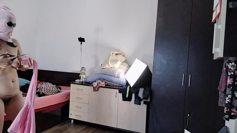 Amateur_MS: Cette Femme Amateur Aime Essayer Les Vêtements Et Les Couper.