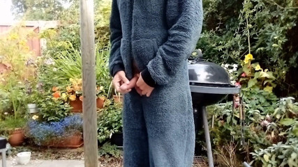 Rockardglans: Rockardglans onesie ngocok kontol tetangga di luar ruangan