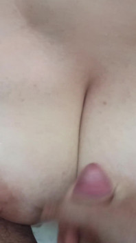 Mengongkek MILF manis di bilik air dan memancut mani pada buah dada besarnya