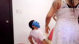 La fiesta alcanza su momento máximo y comienzan a follar sin límites, muy intensos. Trío amateur