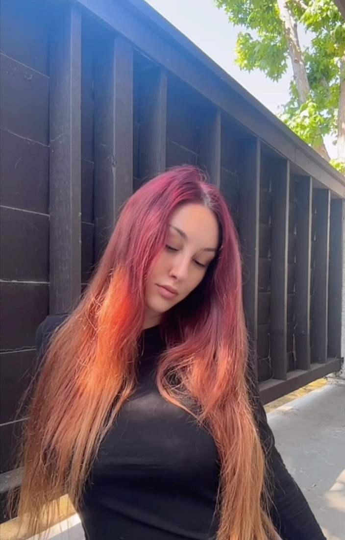 Artemisia Love: Buitenshuis roken langs haarfetisj en borsten flitsen