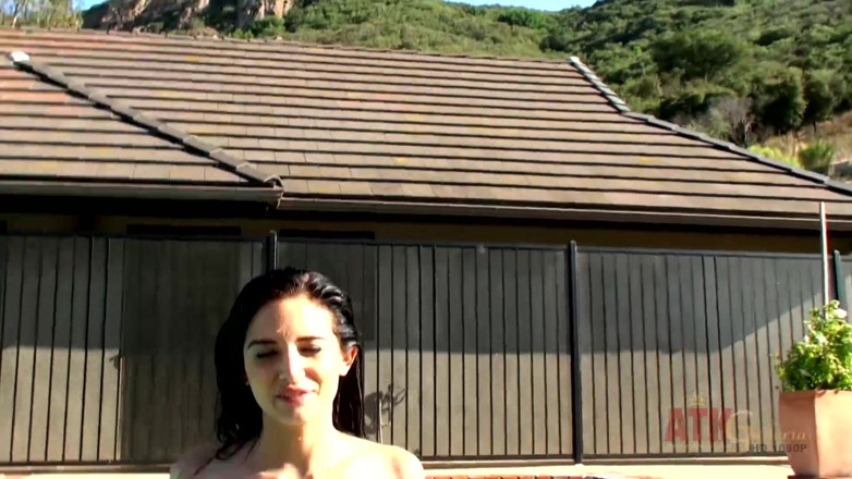 ATKIngdom Fans: Beauty babe enjoys on swimming pool