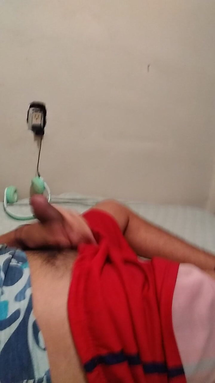 AlexAlejandro13: बिस्तर में हॉट लड़का