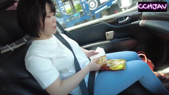 Chubby Curvy Hentai JAV: Lekuk basah di bawah langit terbuka saat dia menikmati setiap...