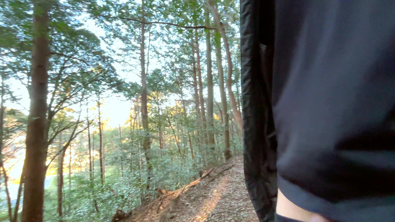 hueikun: Chlapec předkožkou bliká v lese a čůrá