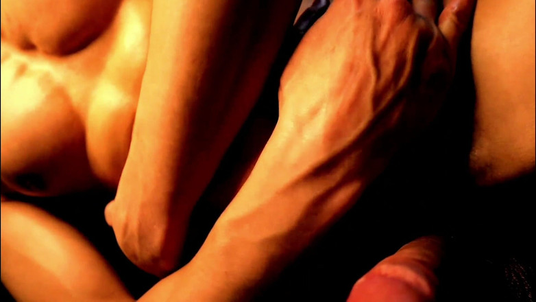 SEXY_GUYBEST: 非常にホットな運動能力のあるハンクが性的に自分自身を愛撫し、音楽に合わせてうめき声を上げます