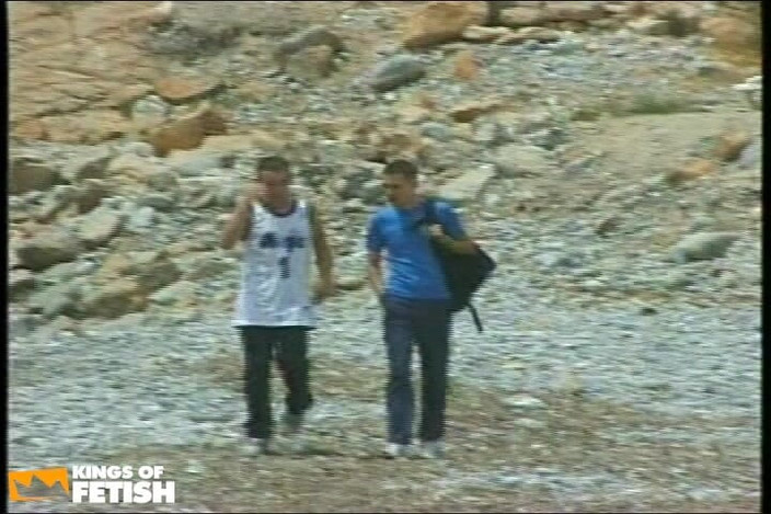 Gay Diaries: Pantat bahenol cewek kembar ini dientot habis-habisan sama pria bertato...