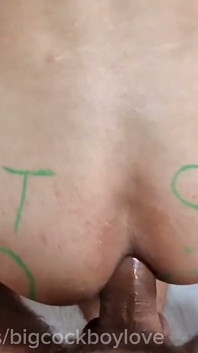 Twink slampa täckt i sperma för första gången efter vild, barbacka jävla