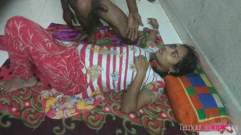 Telugu Couple: 温泉Orgasm性と自然のおっぱいインドの妻にベッドとエロティックなテルグ語ヒンディー語話
