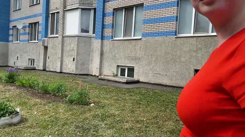 Ku_vadik: Російська дівчина робить мінет у під'їзді