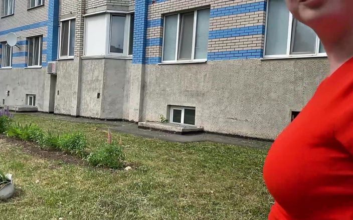 Miss Jeanet: Gadis Rusia lagi asik nyepong kontol di depan pintu masuk