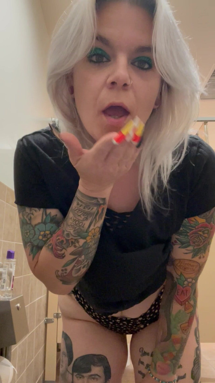 CherryBombBomb: Игра с задницей в публичном туалете