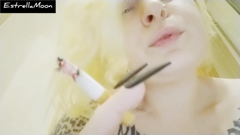 Estrella Steam: Zblízka - Blondýnka s dlouhými nehty kouří doutník