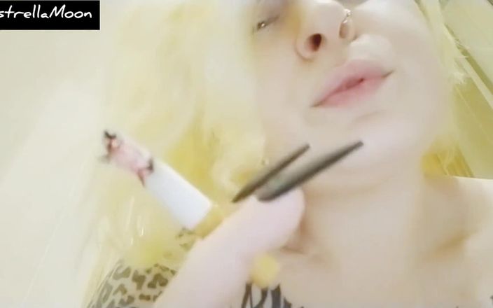 EstrellaSteam: क्लोज अप - लंबे नाखूनों वाली सुनहरे बालों वाली सिगार का धूम्रपान करती है