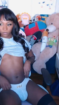 Awek transeksual Vanniall mengongkek dubur ketatnya dan mengusap batang aweknya pada kamera - jockstrap webcam kote hitam besar TS