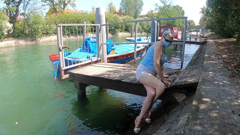 Mature_cunt: Venkovní orgasmus se zkříženýma nohama poblíž řeky