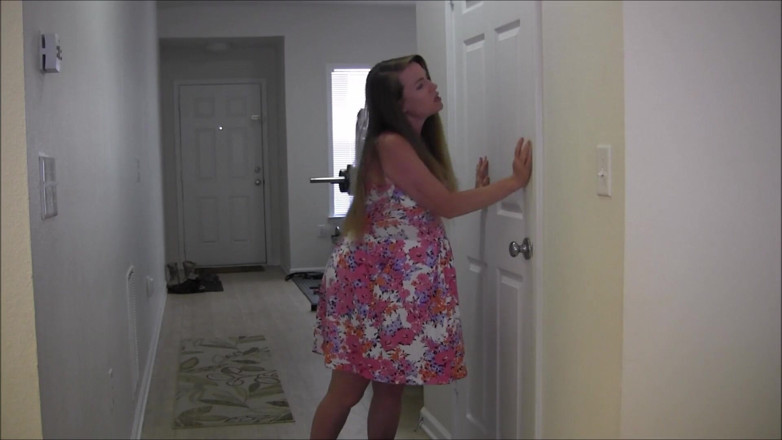 Nikki Nevada: Embarazada milf Nikki tiene que orinar pero el baño está...