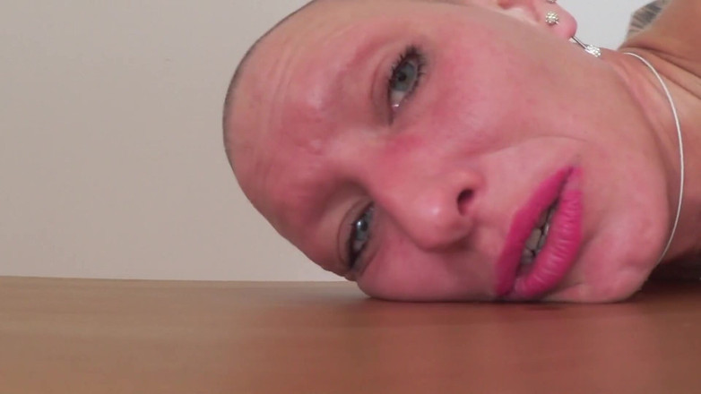 Slutwife Club: (Parte 2/2) Vilja è messa su un tavolo e usata come una...