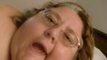 BBW nurse Vicki adventures with friends: Une SSBBW nue mange un mini-hamburger pour vous en taquinant...
