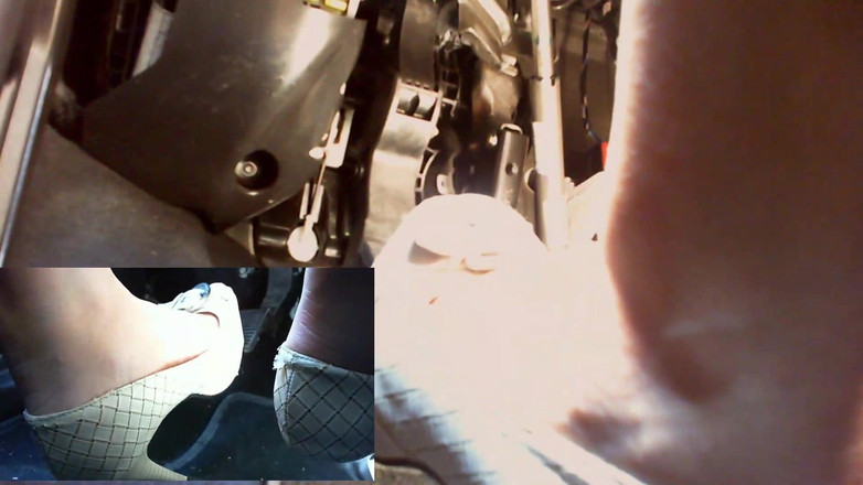 Nicoletta Embassi: Il espionne les beaux pieds de Nicoletta pendant qu’elle conduit...