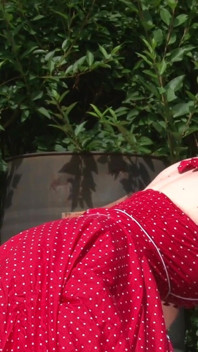 Excelente nena rubia con enormes tetas le está mostrando un cuerpo increíble al aire libre
