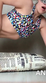 कमसिन तकिए के साथ खेलने से वीर्य निकाल रही है