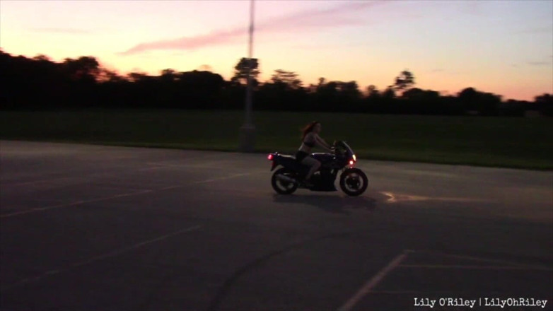 Lily O'Riley: Bikinili sporbike binme (wmv)