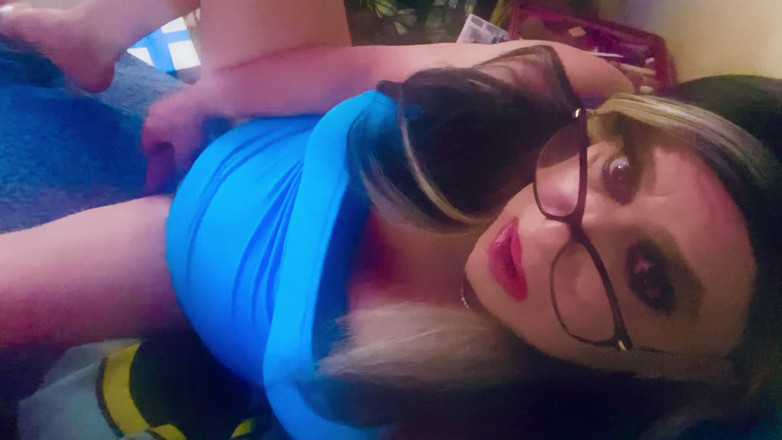 Krissy Sweets: Krissy Sweets acariciando su polla