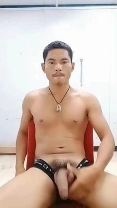 Voar uma pipa é muito divertido.