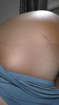 Prachtige zwarte tiener neemt een grote pik en een diepe creampie-amateur