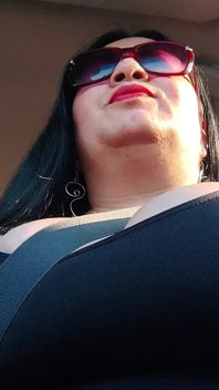 Mama vitregă care călătorește, fani solo în slow motion, în mașină cu țâțe mari