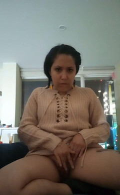 Marialunamex: Latinskoamerická studentka rychle masturbuje, zatímco její přátelé na ni čekají přede...