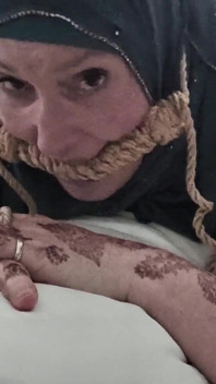 Hijab cripple bum bdsm sous les deux angles