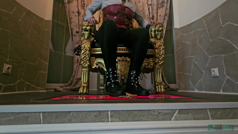 Strict Senz: Monika Schmidt Burger Drcení Obryně a Spitting Boot Uctívání