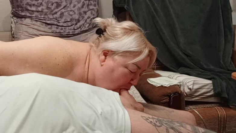 Zona901: Sousedka miluje brát ptáka do krku a polykat sperma