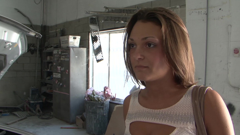 Lesbian Love Movies: Il meccanico bionda liquida il disegno di riparazione - leccate di...
