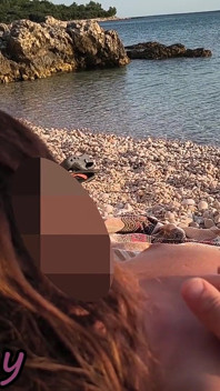 Risicovolle seks op een naaktstrand in Spanje: ze wordt aangeraakt terwijl ze naakt is