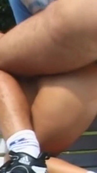 Sexy jovem puta recebe sua buceta esmagada por um grande pau duro no banco ao ar livre