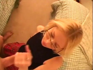 Femdom Sex: Onderdanige blonde tiener met bril is niet verlegen