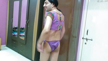Cute & Nude Crossdresser: Seksowna maminsynek crossdresser femboy Sweet Lollipop w bluzce i bikini.