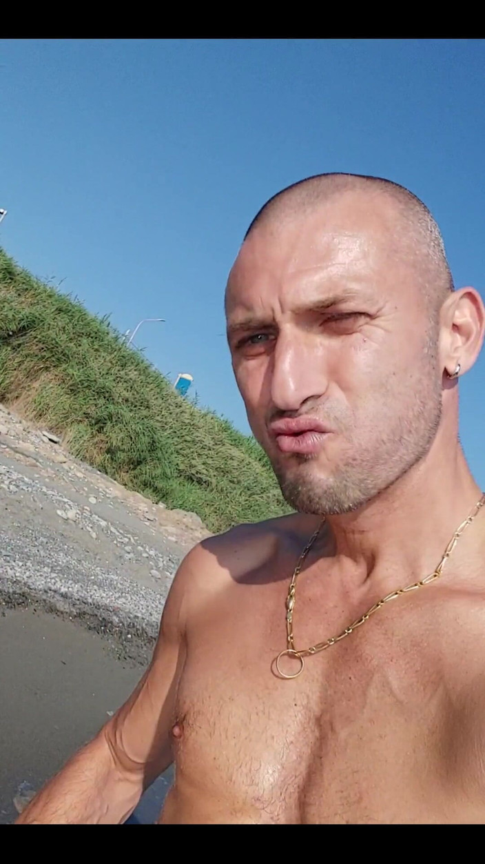 Boy jerking off: Passeggiata mattutina sulla spiaggia