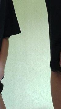 私たちのパンティーはオーガズムに達するまで濡れたマンコにこすれます